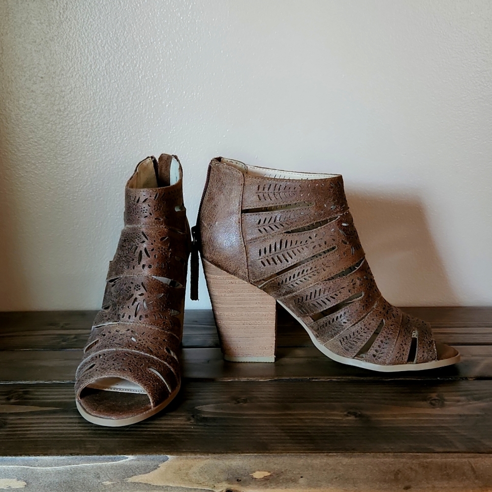 Super cute Not Rated heel